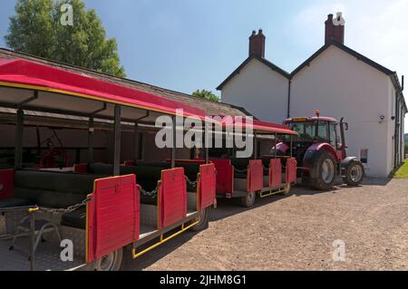 Train terrestre pour les visites guidées, garé à la ferme Llwyn-YR-eos, bâtiment classé 2 e année. Musée St Fagans, Cardiff. Été 2022. Juillet Banque D'Images