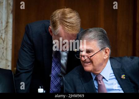 Le sénateur des États-Unis Joe Manchin III (démocrate de la Virginie-Occidentale), président, Comité du Sénat américain sur l'énergie et les ressources naturelles, à droite, s'entretient avec le sénateur des États-Unis James Lankford (républicain de l'Oklahoma), à gauche, Au cours d'une audience du Comité sénatorial de l'énergie et des ressources naturelles visant à examiner les autorités de réglementation fédérales régissant le développement de pipelines d'hydrogène, d'installations de stockage, d'importation et d'exportation inter-États, dans l'édifice Dirksen du Bureau du Sénat à Washington, DC, mardi, 19 juillet 2022. Crédit : Rod Lamkey/CNP/MediaPunch Banque D'Images