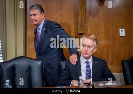 États-Unis le sénateur Joe Manchin III (démocrate de la Virginie-Occidentale), président, Comité du Sénat américain sur l'énergie et les ressources naturelles, à gauche, pats le sénateur des États-Unis James Lankford (républicain de l'Oklahoma) Sur l'épaule alors qu'il arrive pour une audience du Comité sénatorial de l'énergie et des ressources naturelles pour examiner les autorités de réglementation fédérales régissant le développement de pipelines d'hydrogène inter-États, d'installations de stockage, d'importation et d'exportation, dans le bâtiment Dirksen du Bureau du Sénat à Washington, DC, mardi, 19 juillet 2022.Credit: Rod Lamkey/CNP/MediaPunch Banque D'Images