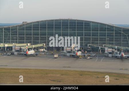 Au terminal 5 de l'aéroport d'Heathrow, les avions British Airways sont alignés aux portes. Comme les écoles d'État sont sur le point de commencer leurs vacances d'été, des pressions vont s'exercer sur les aéroports, car les familles commencent leurs vacances et de nombreux vols ont déjà été annulés en raison de la pénurie de personnel au sol et de manutentionnaires de bagages à Heathrow et dans d'autres aéroports. Anna Watson/Alamy Banque D'Images