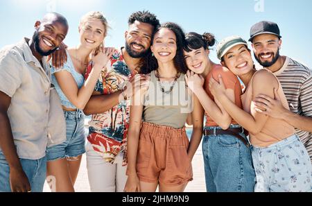 Des amis comme ceux-ci sont difficiles à trouver. Un groupe diversifié d'amis debout ensemble et se liant pendant une journée à l'extérieur. Banque D'Images