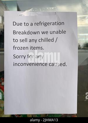 Talaplow, Buckinghamshire, Royaume-Uni. 19th juillet 2022. Les clients ont été frustrés de constater qu'en raison de la vague de chaleur, toutes les unités réfrigérées du supermarché Tesco de Talow étaient hors d'action ce soir, ce qui signifie qu'aucun aliment réfrigéré ou congelé n'était disponible à l'achat. Les seuls articles réfrigérés qui étaient encore en vente étaient des sacs de glace. Crédit : Maureen McLean/Alay Live News Banque D'Images