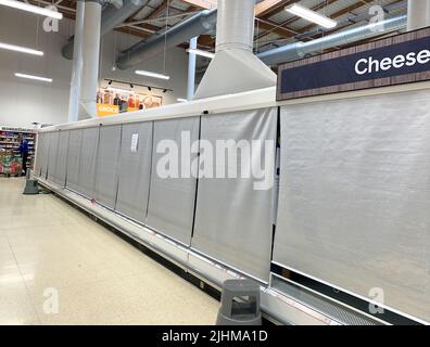 Talaplow, Buckinghamshire, Royaume-Uni. 19th juillet 2022. Les clients ont été frustrés de constater qu'en raison de la vague de chaleur, toutes les unités réfrigérées du supermarché Tesco de Talow étaient hors d'action ce soir, ce qui signifie qu'aucun aliment réfrigéré ou congelé n'était disponible à l'achat. Les seuls articles réfrigérés qui étaient encore en vente étaient des sacs de glace. Crédit : Maureen McLean/Alay Live News Banque D'Images