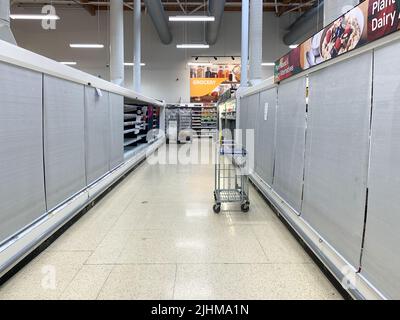 Talaplow, Buckinghamshire, Royaume-Uni. 19th juillet 2022. Les clients ont été frustrés de constater qu'en raison de la vague de chaleur, toutes les unités réfrigérées du supermarché Tesco de Talow étaient hors d'action ce soir, ce qui signifie qu'aucun aliment réfrigéré ou congelé n'était disponible à l'achat. Les seuls articles réfrigérés qui étaient encore en vente étaient des sacs de glace. Crédit : Maureen McLean/Alay Live News Banque D'Images