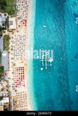 Vue aérienne de haut en bas de la plage populaire Akti Iliou, Alimos Banque D'Images