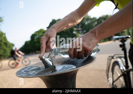 Londres, Royaume-Uni. 19th juillet 2022. Un homme remplit sa bouteille d'eau à une fontaine du parc Kensington Gardens. Dans la région de Londres, la température pourrait monter jusqu'à 40 degrés. Credit: Sebastian Gollnow/dpa/Alay Live News Banque D'Images