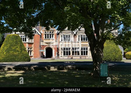 Bletchley Park, manoir, matin ensoleillé, ciel bleu. Banque D'Images