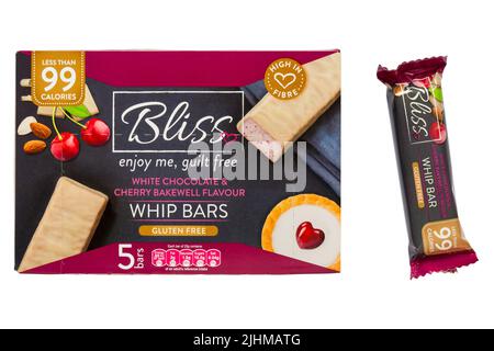 Boîte de fouet au chocolat blanc Bliss et à la cerise bakewell, sans gluten, dont une retirée isolée sur fond blanc Banque D'Images