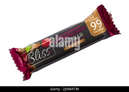 Bliss blanc chocolat & cerise bakewell saveur barre de fouet sans gluten isolé sur fond blanc Banque D'Images