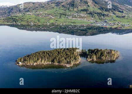 Île avec petite maison de vacances, lac Hafslovatnet à l'est de la ville de Sogndal, réflexions dans le lac, Norvège Banque D'Images