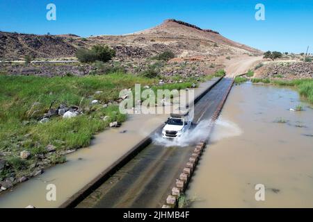 Images de drones d'un véhicule tout-terrain traversant la rivière Lion en Namibie Banque D'Images