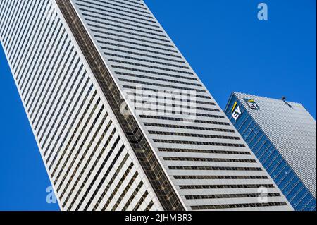 Immeuble de la Banque de Montréal (BMO) qui s'élève à côté de l'immeuble de bureaux Ernst & Young (EY), vu de la rue Bay, au centre-ville de Toronto, Ontario, Canada. Banque D'Images