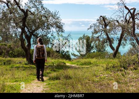 Randonnée pédestre du célèbre sentier de la nature Mergoli Vignanotica, péninsule de Gargano dans le sud de l'Italie Banque D'Images