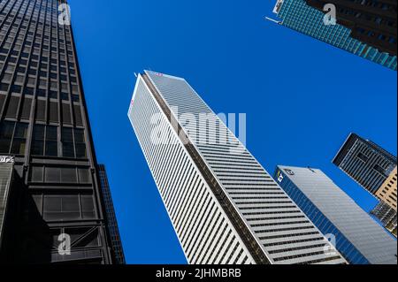 Immeuble de la Banque de Montréal (BMO) flanqué d'un immeuble de bureaux Ernst & Young (EY) à droite et d'un immeuble du Centre TD à gauche, centre-ville de Toronto, Ontario, Canada. Banque D'Images
