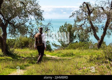 Randonnée pédestre du célèbre sentier de la nature Mergoli Vignanotica, péninsule de Gargano dans le sud de l'Italie Banque D'Images