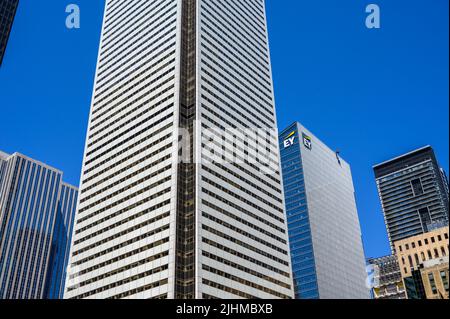 Immeuble de la Banque de Montréal (BMO) qui s'élève à côté de l'immeuble de bureaux Ernst & Young (EY), vu de la rue Bay, au centre-ville de Toronto, Ontario, Canada. Banque D'Images