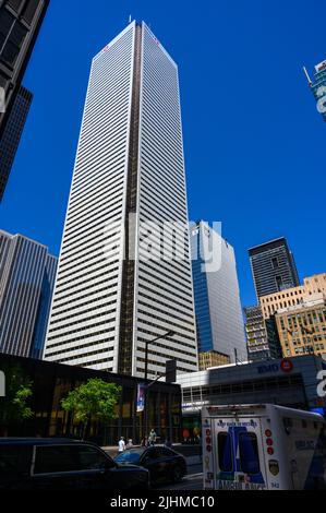 Immeuble de la Banque de Montréal (BMO) qui s'élève à côté de l'immeuble de bureaux Ernst & Young (EY), vu de la rue Bay, au centre-ville de Toronto, Ontario, Canada. Banque D'Images