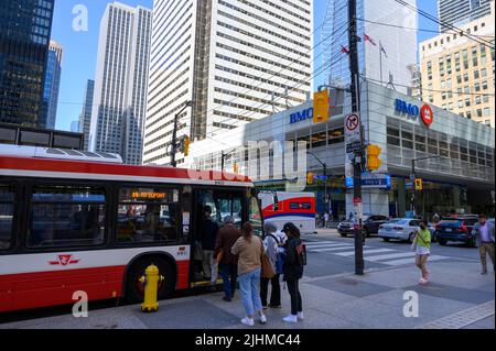 Passagers à bord de l'autobus Dupont 19, rue Bay, centre-ville de Toronto, Ontario, Canada. Banque D'Images