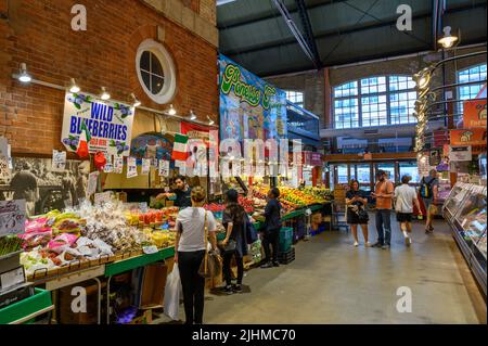 À l'intérieur du marché du Saint-Laurent avec des stands de fruits et légumes au centre-ville de Toronto, Ontario, Canada. Banque D'Images