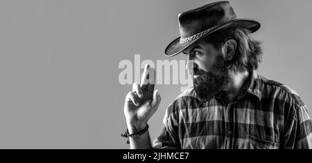 Portrait d'un homme portant un chapeau de cow-boy, arme à feu. Portrait d'un cow-boy. L'Ouest, les armes. Portrait d'un cow-boy. Bandit américain dans le masque, homme occidental avec chapeau Banque D'Images