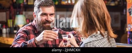 Alcoolisme féminin. Jeune homme qui boit de l'alcool. Les jeunes de la fête boivent de l'alcool. Femme boisson alcoolisée au bar. La jeune femme a des problèmes Banque D'Images