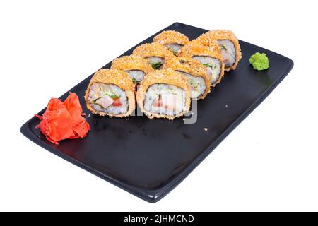 Fruits de mer japonais sushi roll isolé sur blanc gros plan.Restaurant de cuisine japonaise, assiette à sushis maki gunkan ou plateau.Petits pains à sushi Maki avec Banque D'Images