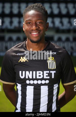 Joris Kayembe, de Charleroi, pose pour le photographe au photoshop 2022-2023 du club belge Jupiler Pro League Sporting Charleroi, mardi 19 juillet 2022 à Charleroi. BELGA PHOTO VIRGINIE LEFOUR Banque D'Images