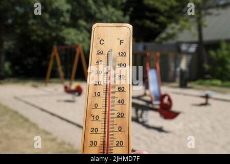 L'illustration montre un thermomètre proche de 40 degrés à Gand le mardi 19 juillet 2022. Le Royal Meteorological Institute - KMI - IRM annonce le code rouge pour la chaleur en Flandre Occidentale et le Hainaut pour mardi. Mardi, dans ces deux provinces, il y a au moins 65 pour cent de chances qu'elle soit de 40 degrés et que dans au moins un quart de la surface de la Flandre Occidentale et du Hainaut. Le code rouge signifie que certaines mesures doivent être prises. Par exemple, les gens doivent boire beaucoup et garder leur niveau de sel à la hausse. En outre, ils devraient également se reposer beaucoup, rester dans une pièce refroidie, éviter la lumière directe du soleil et u Banque D'Images