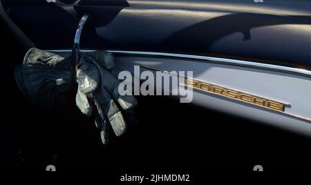 Tableau de bord d'Un véhicule automobile Porsche Speedster 356A Vintage 1956 avec gants de conduite en cuir anciens, Royaume-Uni Banque D'Images