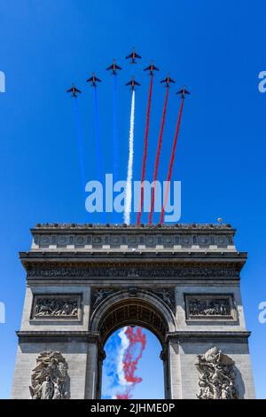 France, Paris, 2022-07-11. La Patrouille de France passe dans le ciel de Paris, au-dessus de l'Arc de Triomphe, lors de la dernière répétition de la parade de Banque D'Images