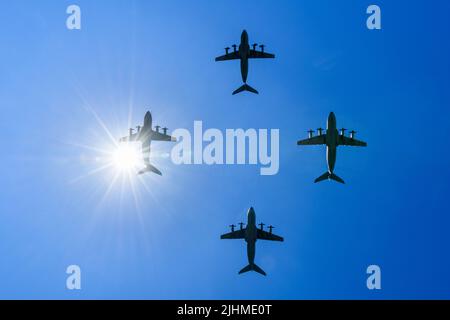 France, Paris, 2022-07-11. Quatre avions de l'Atlas de A400M dans le ciel de Paris, au-dessus des champs-Elysées, lors de la dernière répétition du défilé de 14 juillet 2022, Banque D'Images