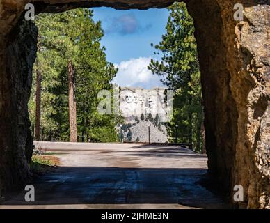 Mémorial national du Mont Rushmore par le tunnel Scovel Johnson sur le chemin Iron Mountain, partie de la route panoramique nationale Peter Norbeck dans le Black H. Banque D'Images