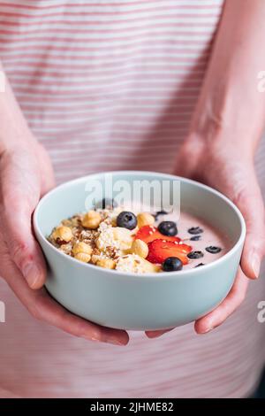 Flocons d'avoine sains avec yaourt, bleuets, fraises, bananes et graines. Repas santé, super-alimentation. Banque D'Images
