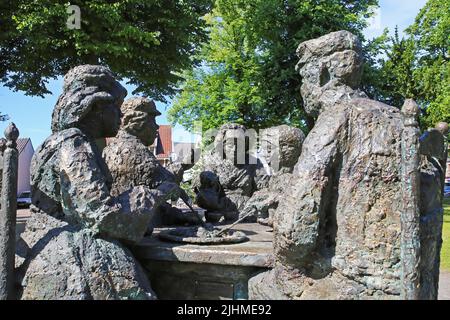 Nuenen (Eindhoven), pays-Bas - 9 juillet. 2022: Gros plan de la sculpture de bronze encore la vie après la peinture de Vincent van Gogh les mangeurs de pommes de terre en néerlandais t Banque D'Images