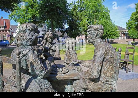 Nuenen (Eindhoven), pays-Bas - 9 juillet. 2022: Gros plan de la sculpture de bronze encore la vie après la peinture de Vincent van Gogh les mangeurs de pommes de terre en néerlandais t Banque D'Images