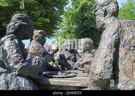 Nuenen (Eindhoven), pays-Bas - 9 juillet. 2022: Gros plan de la sculpture de bronze encore la vie après la peinture de Vincent van Gogh les mangeurs de pommes de terre en néerlandais t Banque D'Images