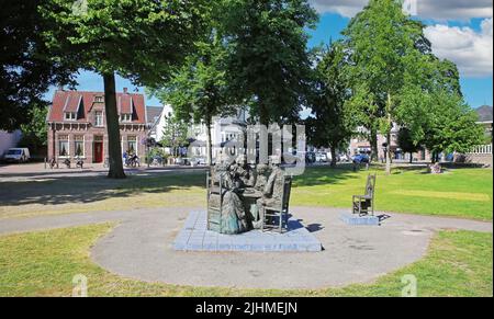 Nuenen (Eindhoven), pays-Bas - 9 juillet. 2022: Beau parc de ville hollandais avec sculpture de bronze encore la vie après la peinture de Vincent van Gogh le pot Banque D'Images