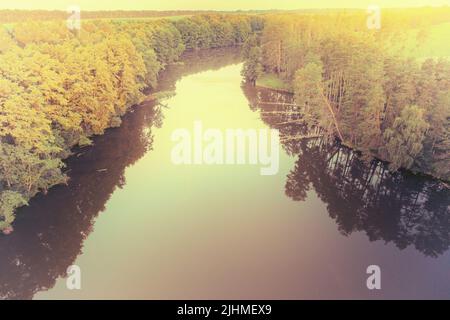 Vue aérienne d'une rivière sinueuse dans la forêt par une journée ensoleillée en automne Banque D'Images