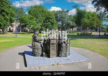 Nuenen (Eindhoven), pays-Bas - 9 juillet. 2022: Beau parc de ville hollandais avec sculpture de bronze encore la vie après la peinture de Vincent van Gogh le pot Banque D'Images
