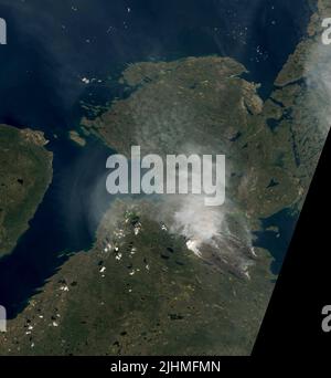 Image satellite montrant la fumée des feux de forêt qui brûlent près du Grand lac de l'Ours dans les Territoires du Nord-Ouest du Canada, détectée par le satellite Landsat 8 de la NASA, 6 juillet 2022, dans l'orbite terrestre. Selon le gouvernement canadien, 136 incendies ont brûlé au Yukon et 65 dans les Territoires du Nord-Ouest. Banque D'Images