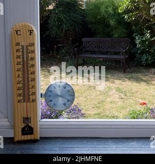 Le thermomètre affiche une température d'onde de chaleur de rupture de 38 °C et le thermomètre intérieur affiche une température intérieure de 26 °C à Harlow Essex Banque D'Images