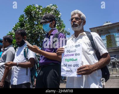 Colombo, Sri Lanka. 19th juillet 2022. Demandant la démission de l'actuel président par intérim Ranil Wickremesinghe, une manifestation organisée par les syndicats et les organisations de masse devant la gare de fort Colombo. (Photo par Isura Nimantha/Pacific Press) crédit: Pacific Press Media production Corp./Alay Live News Banque D'Images