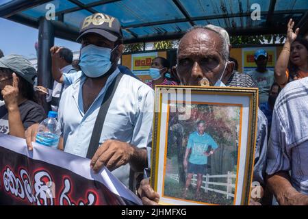 Colombo, Sri Lanka. 19th juillet 2022. Demandant la démission de l'actuel président par intérim Ranil Wickremesinghe, une manifestation organisée par les syndicats et les organisations de masse devant la gare de fort Colombo. (Photo par Isura Nimantha/Pacific Press) crédit: Pacific Press Media production Corp./Alay Live News Banque D'Images