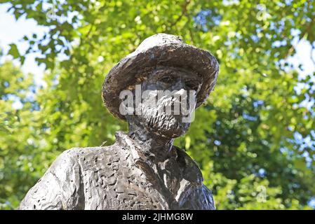 Nuenen (Eindhoven), pays-Bas - 9 juillet. 2022: Gros plan de la sculpture en bronze du peintre isolé Vincent van Gogh dans le parc néerlandais Banque D'Images