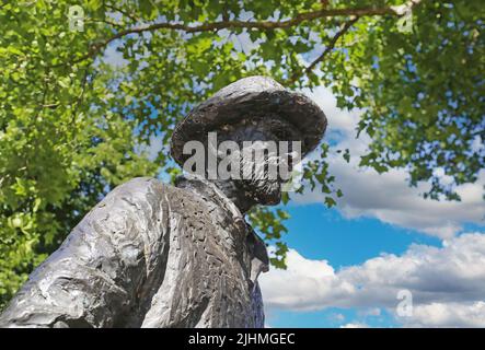 Nuenen (Eindhoven), pays-Bas - 9 juillet. 2022: Gros plan de la sculpture en bronze du peintre isolé Vincent van Gogh dans le parc néerlandais Banque D'Images