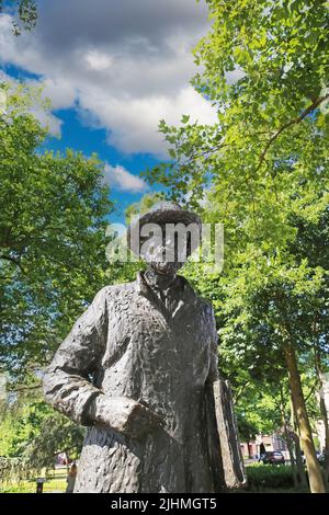 Nuenen (Eindhoven), pays-Bas - 9 juillet. 2022: Gros plan de la sculpture en bronze du peintre isolé Vincent van Gogh dans le parc néerlandais Banque D'Images