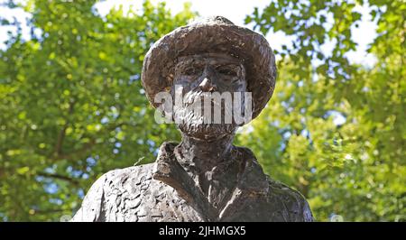 Nuenen (Eindhoven), pays-Bas - 9 juillet. 2022: Gros plan de la sculpture en bronze du peintre isolé Vincent van Gogh dans le parc néerlandais Banque D'Images