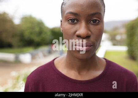 Image d'une femme afro-américaine posant à la caméra Banque D'Images