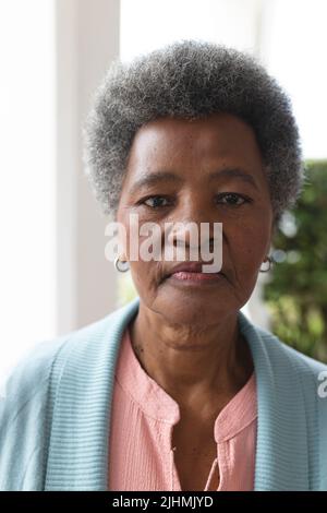 Image verticale d'une femme afro-américaine qui se pose à la caméra Banque D'Images