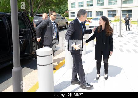 McLean, États-Unis d'Amérique. 18 juillet 2022. Le secrétaire d'État américain Antony Blinken, à gauche, est accueilli par avril Haines, directeur du renseignement national, à son arrivée, pour s'adresser au personnel du Bureau du renseignement national, 18 juillet 2022, à McLean, en Virginie. Crédit : Freddie Everett/Département d'État/Alay Live News Banque D'Images